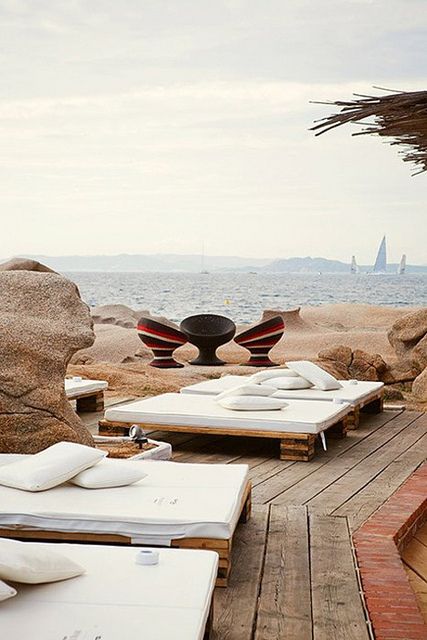stylefiles, terraza a pie del mar, camas en la terraza