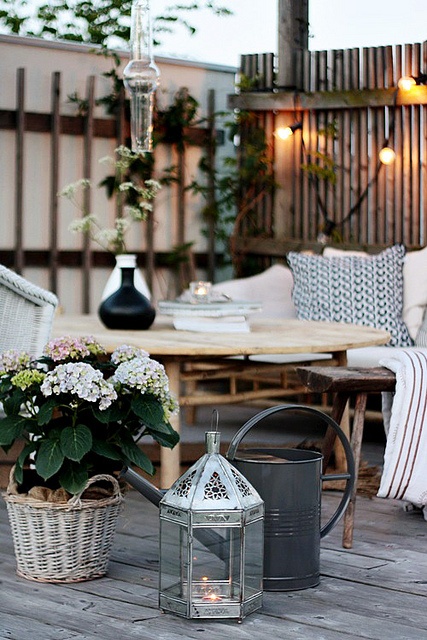 terraza de verano, decoración de terraza, diseño al aire libre, mimbre, blanco, piedras, jardín, velas, toldos romanticos